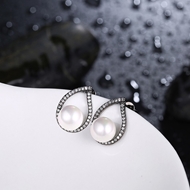 Picture of Trusted Gunmetel Plated Venetian Pearl Stud 