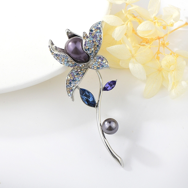 Picture of Inexpensive Zinc Alloy Swarovski Element Brooche with SGS/ISO Certification