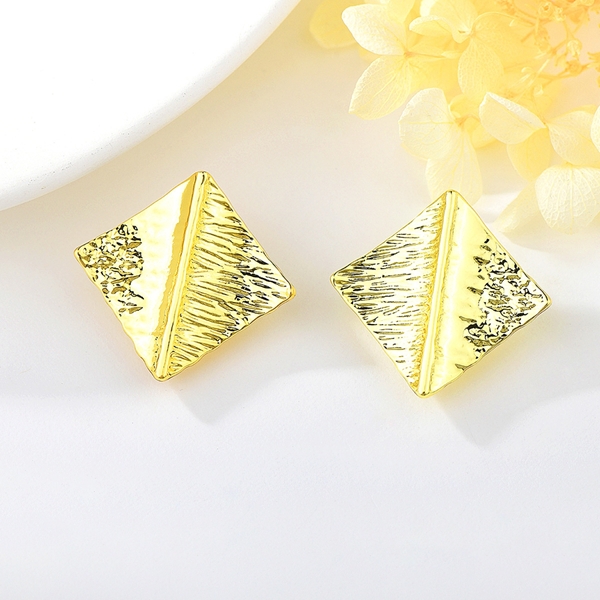 Picture of Zinc Alloy Gold Plated Stud Earrings from Certified Factory